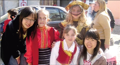 张琬（左一）在阿尔巴尼亚过春节。受访者供图