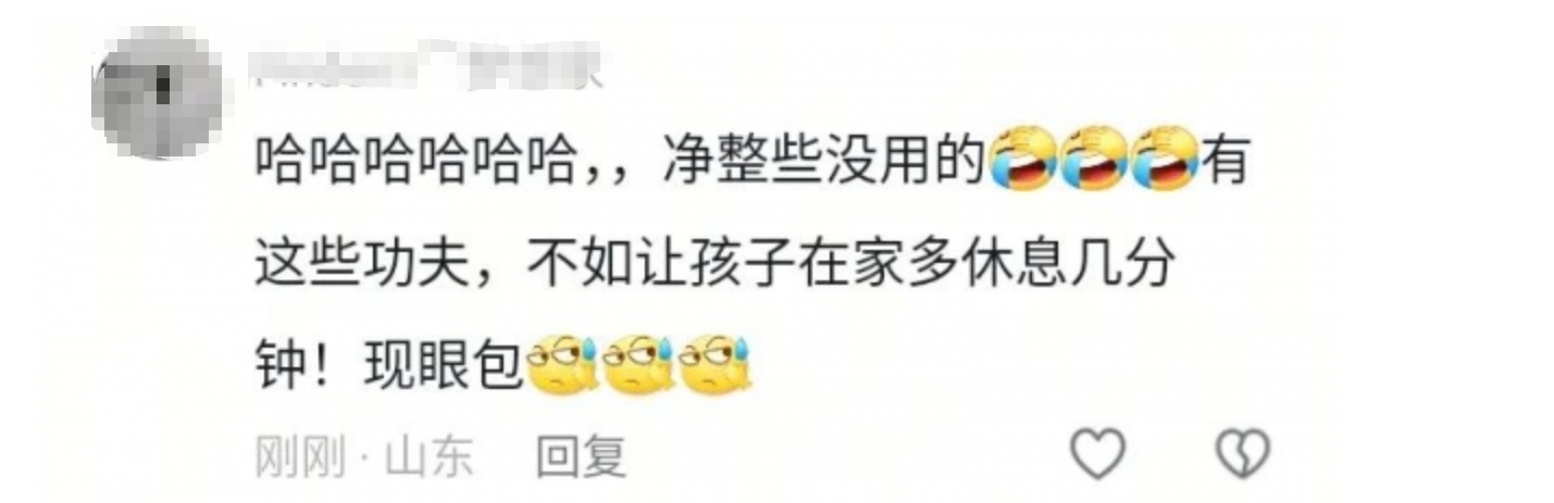 考生爸爸穿红色旗袍送考，画面曝光！网友：配葵花太绝了