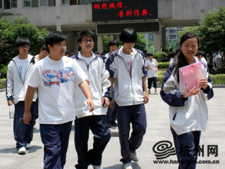 在杭州开元商贸职校(施家桥校区)，考生们自信地迈出考场