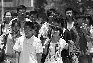 能否最大限度地杜绝高考作弊事关高考公平公正，也关系到社会的公平公正。图为今年高考结束后，南京中华中学考生走出考场