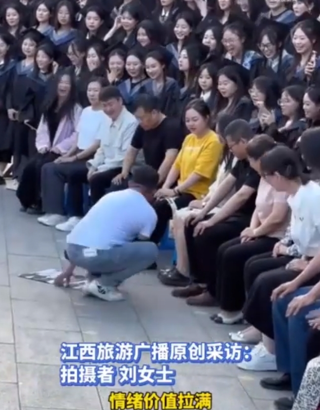 当毕业照遇到了强迫症摄影师，老师坐姿全被纠正，画面超整齐！