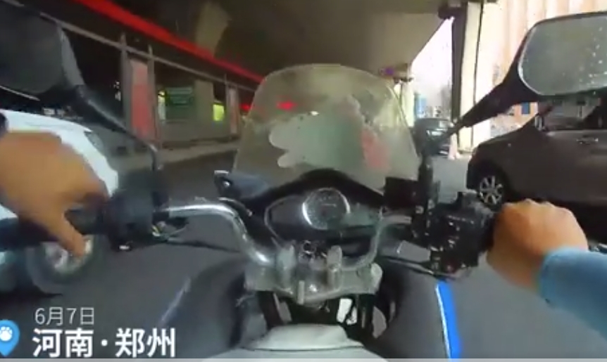 监考老师走错考场 交警狂飙送达，网友评论亮了