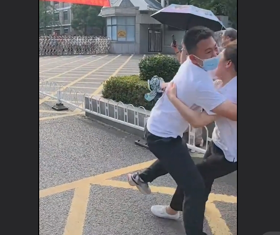 考生冲出考场太激动把妈妈都抱倒了，画面揪心，人没事吧？