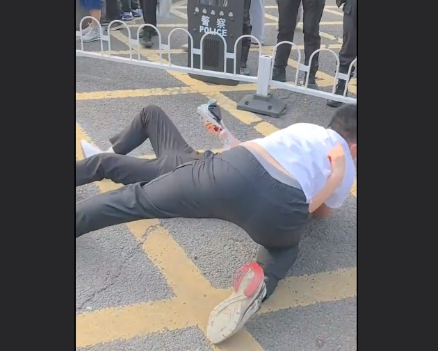 考生冲出考场太激动把妈妈都抱倒了，画面揪心，人没事吧？