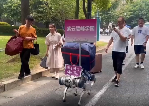 浙大开学机器狗帮新生拿行李，还能上演空翻等特技动作